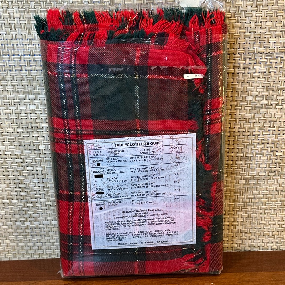 🎄🌟HP🌟VTG 2000s Red, Green, Gold Tartan Plaid Holiday Soft Acrylic Tablecloth - Picture 4 of 7